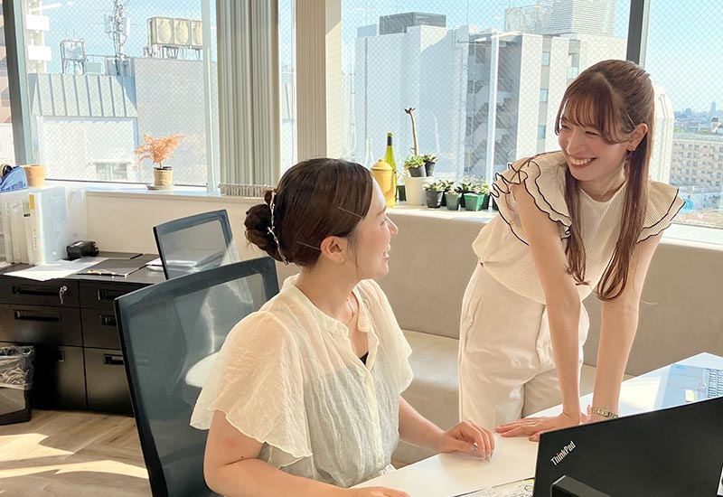 オフィスで打ち合わせをする社員
