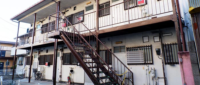住民とのトラブルを抱えた古アパート